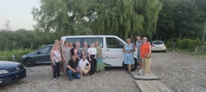 Medewerkers en vrijwilligers bij de bus 2025